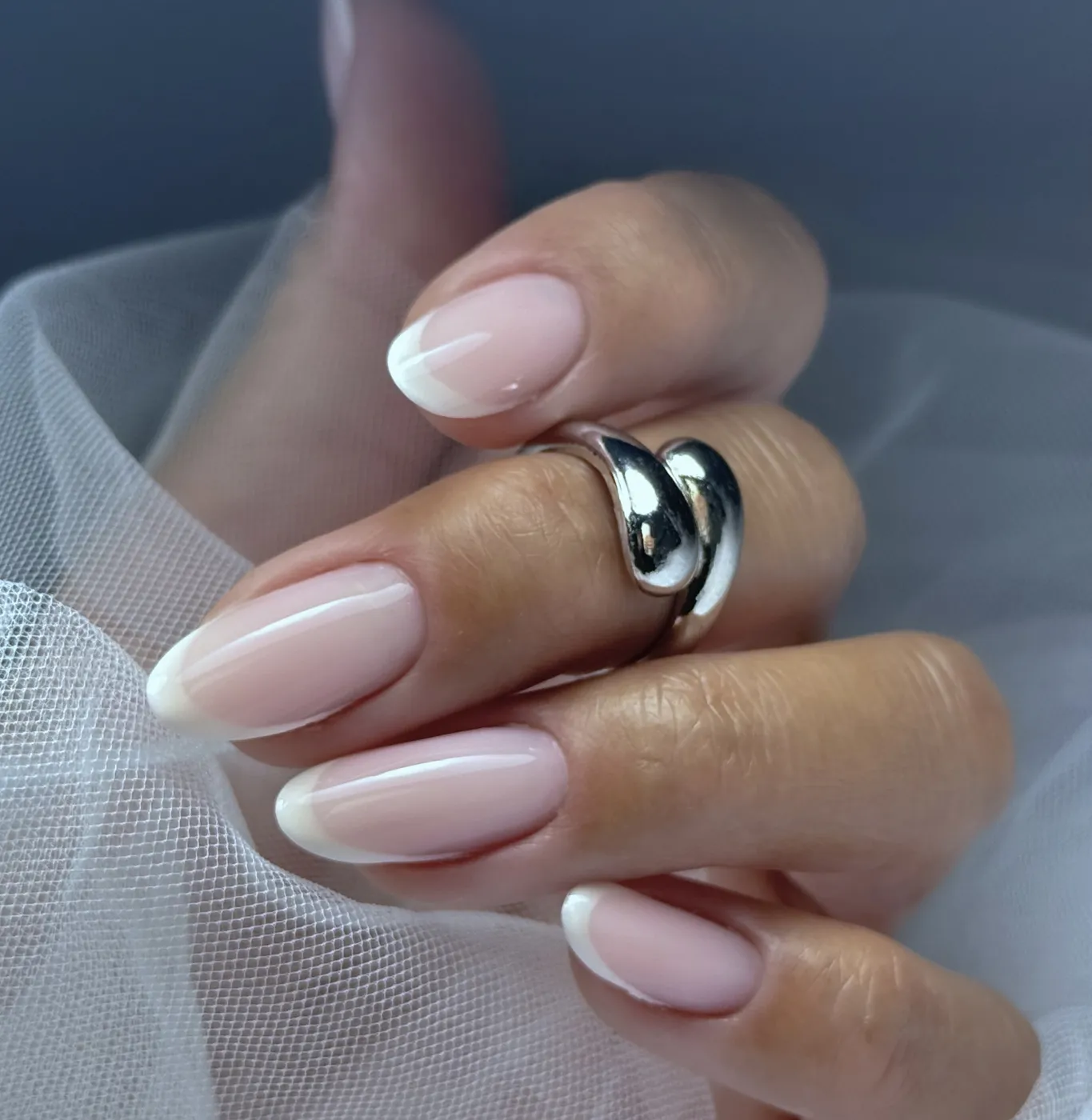 French blanche fine sur ongles amande