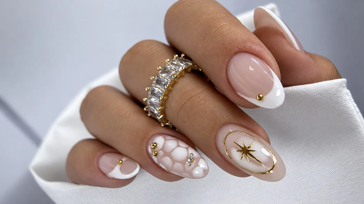 French blanche, étoile dorée, effet bulles et perles dorées